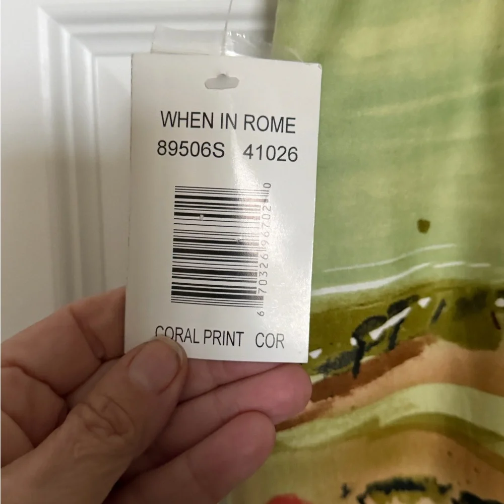NWT New York city design co. Womans skirt knee length. Green city. Side zip,